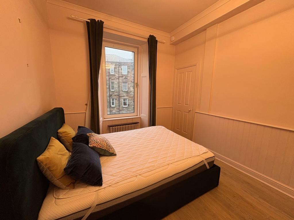 22 6 MR Main Bedroom