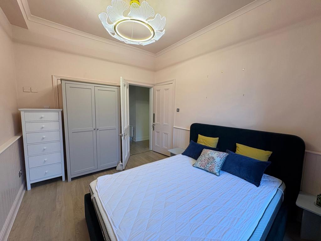 22 6 MR Main Bedroom 3