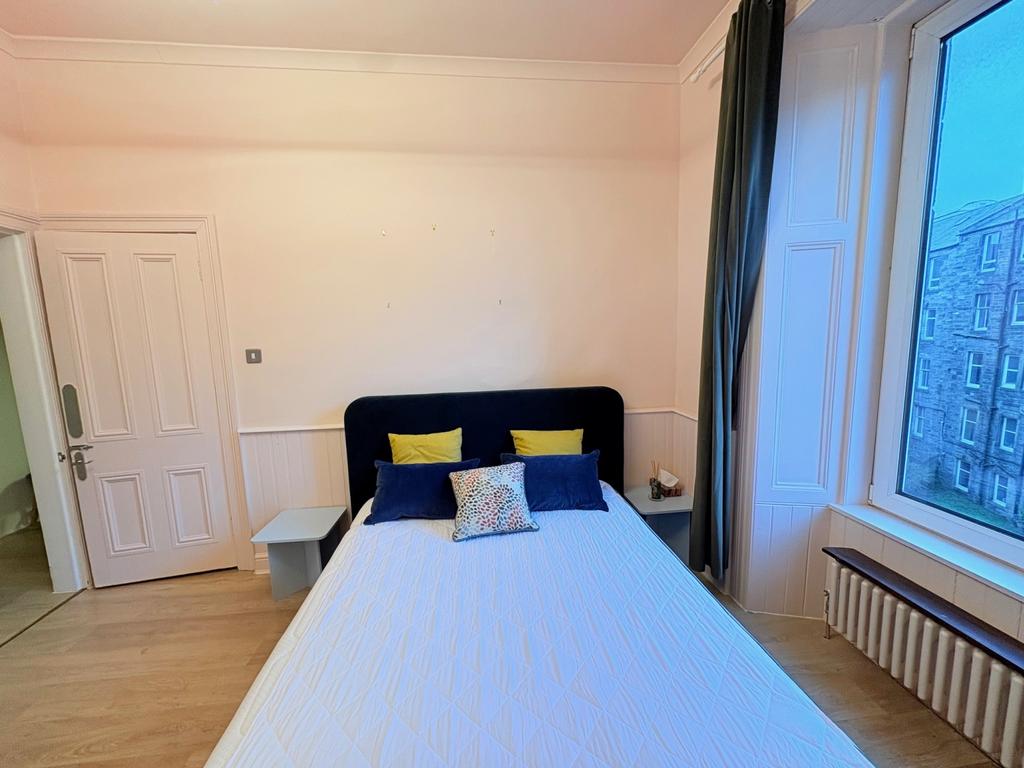 22 6 MR Main Bedroom 2