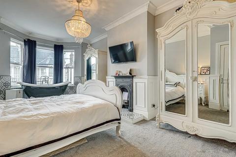 4 bedroom semi-detached house for sale, Station Road, Leigh-on-sea, SS9