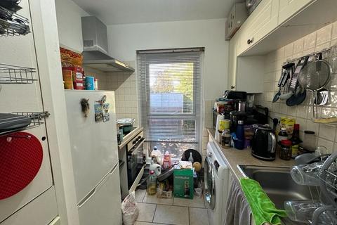 1 bedroom flat to rent, Lodge Close, Edgware, Greater London, HA8 7RL
