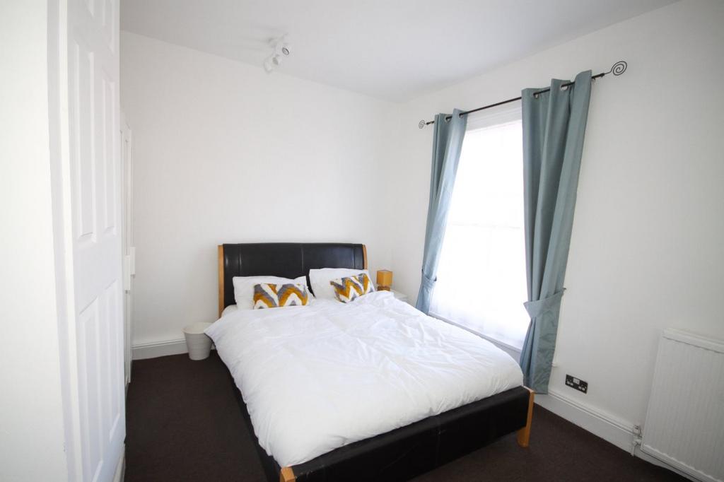 Double room available now   central sittingbourne