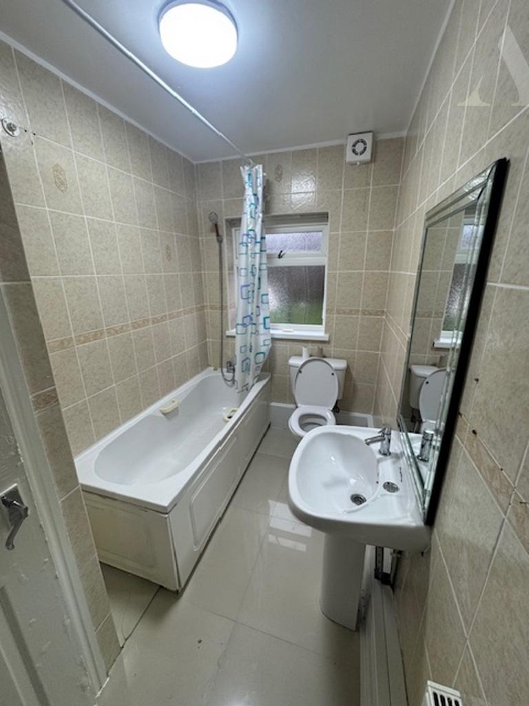 1 Fernbank Road Front bathroom.jpeg