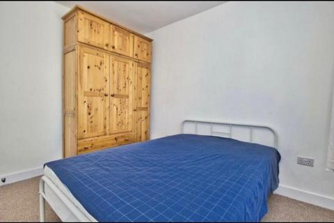 1 bedroom in a house share to rent, Staines Road, Feltham TW14