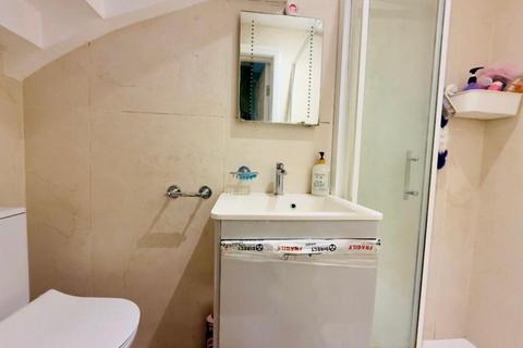 1 bedroom in a house share to rent, Staines Road, Feltham TW14