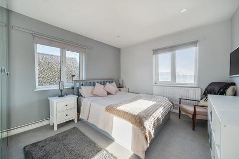 2 bedroom flat for sale, Cromwell Road, Walton On Thames, Surrey, KT12