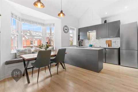 4 bedroom flat for sale, Melrose Avenue, London