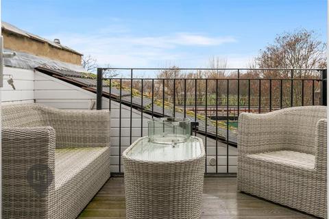 4 bedroom flat for sale, Melrose Avenue, London