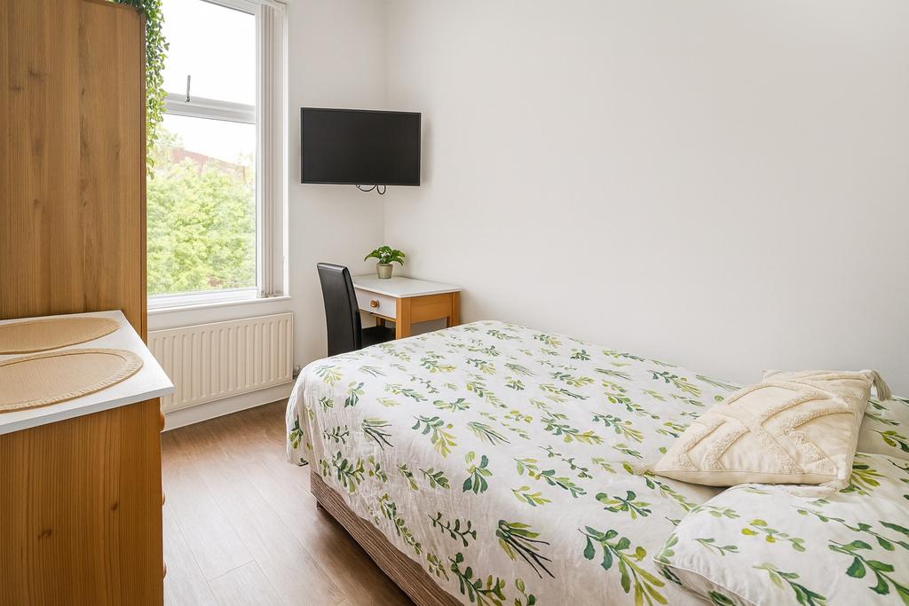 Bright, neatly presented double bedroom with a ...