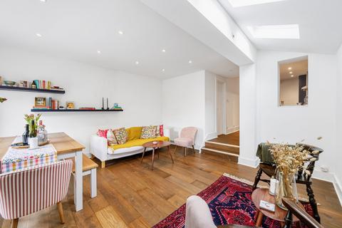 2 bedroom flat to rent, The Avenue, London