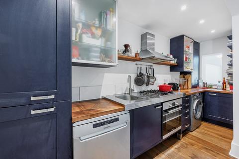 2 bedroom flat to rent, The Avenue, London