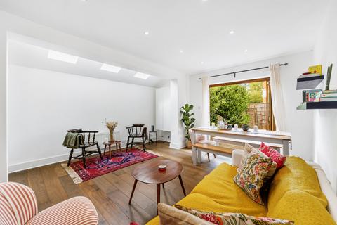2 bedroom flat to rent, The Avenue, London