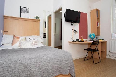 Studio to rent, Cowgate, Edinburgh EH1