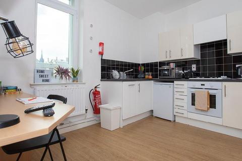 Studio to rent, Cowgate, Edinburgh EH1