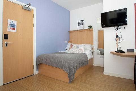 Studio to rent, Cowgate, Edinburgh EH1