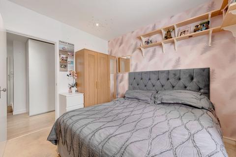 2 bedroom apartment for sale, Montrose House, Hanworth Lane, Chertsey, Surrey, KT16