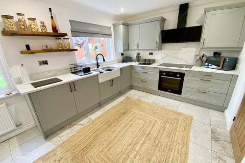 5 bedroom detached house for sale, Woodlands Avenue, Clydach, Swansea, City And County of Swansea.