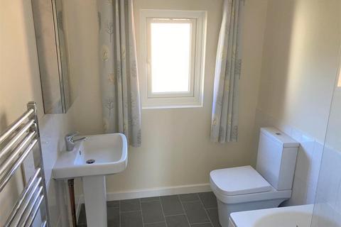 3 bedroom terraced house to rent, Causeway Close, Chippenham