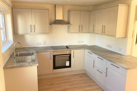 3 bedroom terraced house to rent, Causeway Close, Chippenham