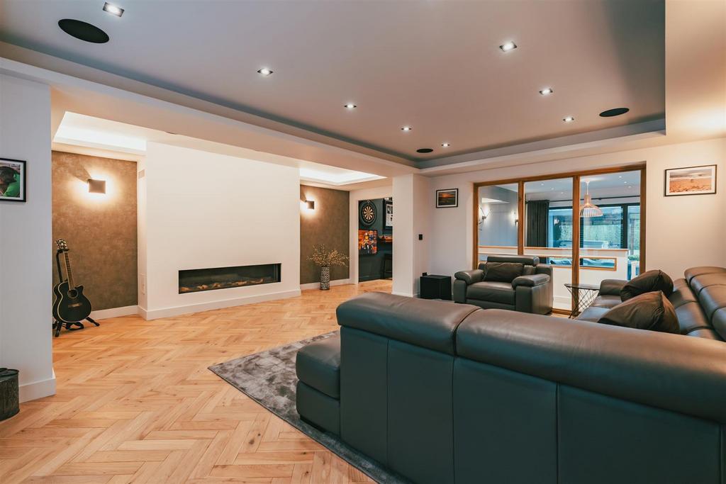 Lounge/Cinema Room