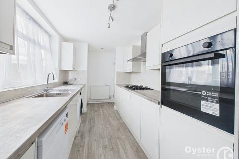 2 bedroom apartment to rent, Stratton Close, Edgware, HA8