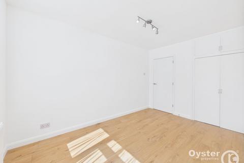 2 bedroom apartment to rent, Stratton Close, Edgware, HA8