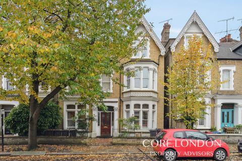 undefined, Walpole Gardens, Chiswick, W4