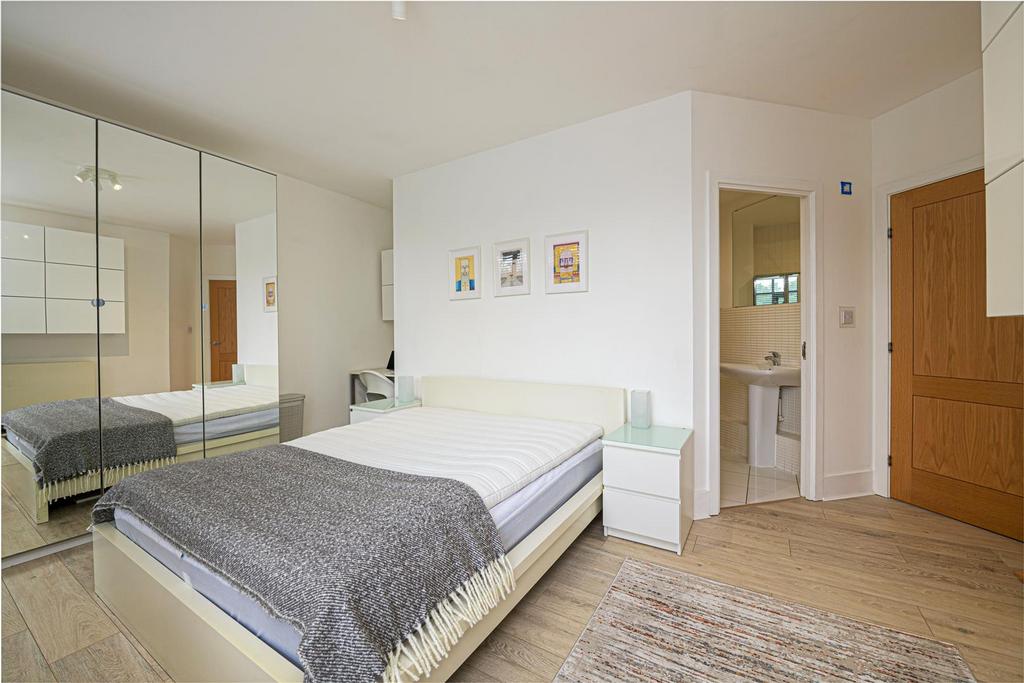 6-65 Putney Bridge Rd Bed 2.jpg