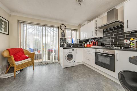 3 bedroom terraced house for sale, Trumper Way, Cippenham
