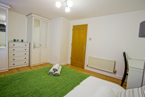 3 bedroom flat to rent, Susan Constant Court, 14 Newport Avenue, London, Greater London, E14