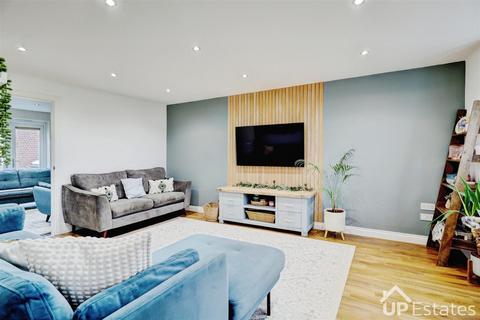 5 bedroom detached house for sale, Gleneagles Close, Great Denham, Bedford