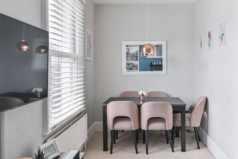 2 bedroom flat for sale, Garratt Lane, Tooting Broadway, London, SW17