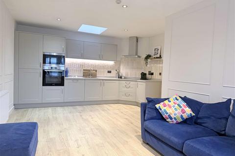 2 bedroom flat for sale, Coten End, Warwick