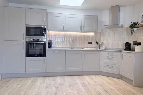 2 bedroom flat for sale, Coten End, Warwick