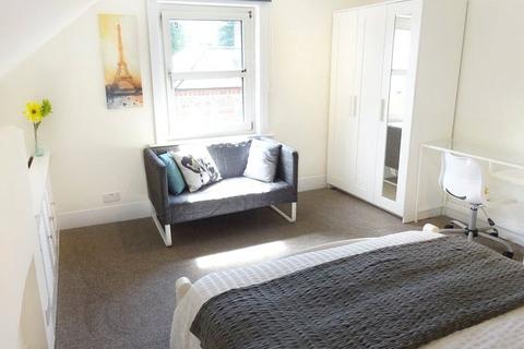 1 bedroom in a house share to rent, Werter Road, Putney, SW15