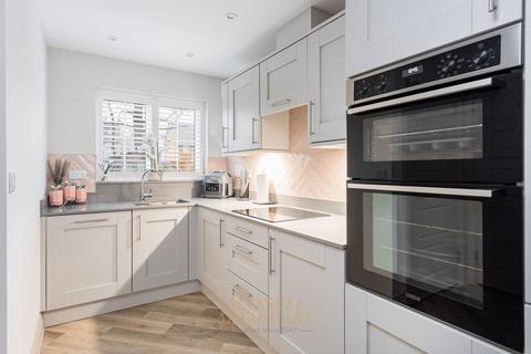 2 bedroom detached house for sale, Felsmere Drive, East Grinstead RH19