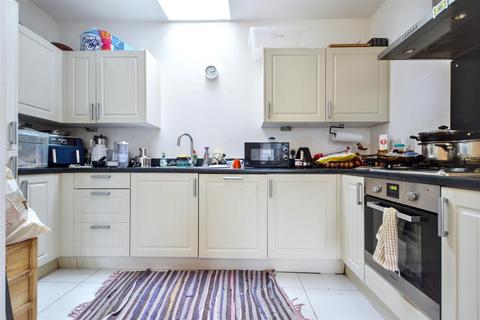 2 bedroom flat to rent, Weavers Close, Eastbourne