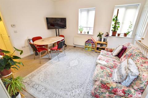 2 bedroom flat to rent, Weavers Close, Eastbourne