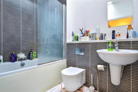 2 bedroom flat to rent, Weavers Close, Eastbourne