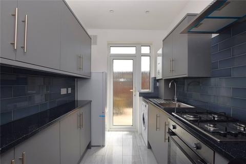 3 bedroom semi-detached house to rent, High Road, Romford RM6
