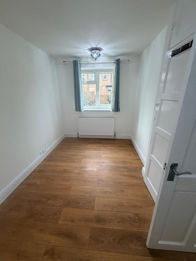 Well-Presented Ground Floor Apartment with Privat