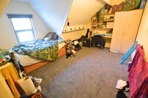 3 bedroom apartment to rent, Regent Park Terrace, Leeds LS6