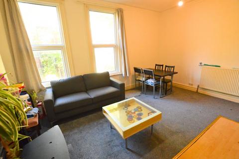 3 bedroom apartment to rent, Regent Park Terrace, Leeds LS6