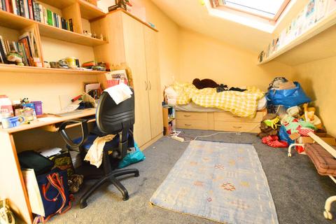 3 bedroom apartment to rent, Regent Park Terrace, Leeds LS6