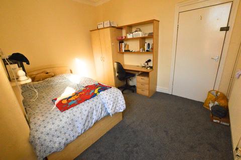 3 bedroom apartment to rent, Regent Park Terrace, Leeds LS6