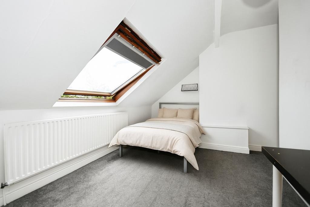 Bright, neutral double bedroom in a converted a...