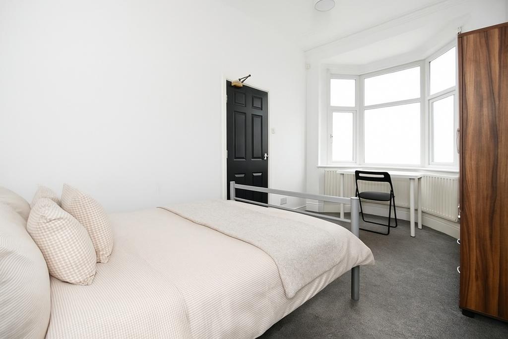 Bright, neutral double bedroom with a comfortab...