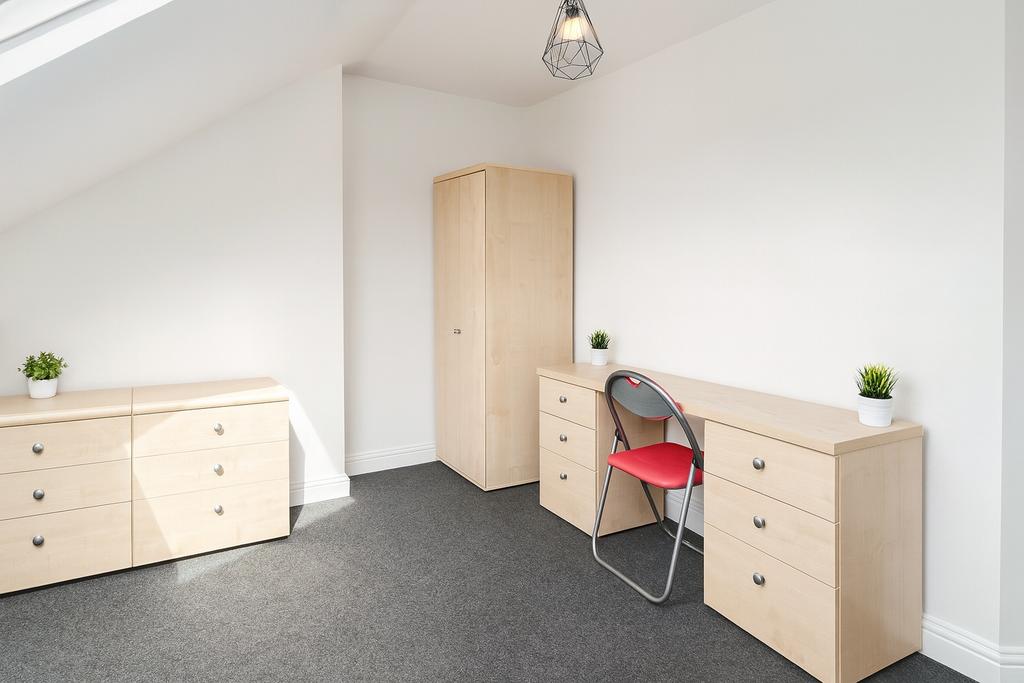 Bright, tidy attic bedroom with a study area, l...