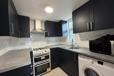 4 bedroom semi-detached house to rent, Buckingham Gardens, Edgware, HA8