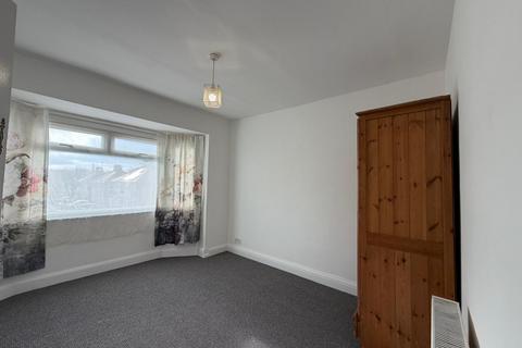 4 bedroom semi-detached house to rent, Buckingham Gardens, Edgware, HA8